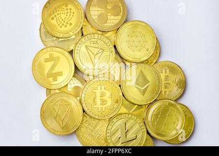 Sommaire des pièces de crypto-monnaie bitcoin litecoin Ethereum ztron cash Ethereum eos iota ondulation et qtum sur fond bleu. Banque D'Images