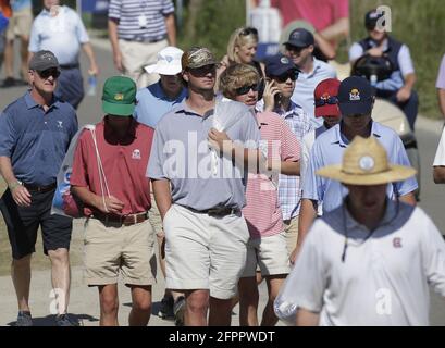 Kiawah Island, États-Unis. 20 mai 2021. Les spectateurs marchent sur un sentier lors du premier tour du 103e championnat PGA au Kiawah Island Golf Resort Ocean course sur Kiawah Island, Caroline du Sud, le jeudi 20 mai 2021. Photo de John Angelillo/UPI crédit: UPI/Alay Live News Banque D'Images