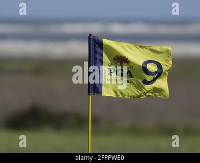 Kiawah Island, États-Unis. 20 mai 2021. Le drapeau du 9e trou se déplace avec le vent lors du premier tour du 103e championnat PGA au Kiawah Island Golf Resort Ocean course sur Kiawah Island, Caroline du Sud, le jeudi 20 mai 2021. Photo de John Angelillo/UPI crédit: UPI/Alay Live News Banque D'Images