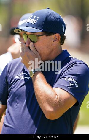 Kiawah Island, États-Unis. 20 mai 2021. Phil Mickelson réagit à un mauvais coup de feu sur le 8ème trou dans le premier tour au 103ème championnat PGA au Kiawah Island Golf Resort Ocean course sur Kiawah Island, Caroline du Sud, le jeudi 20 mai 2021. Photo de Richard Ellis/UPI crédit: UPI/Alay Live News Banque D'Images