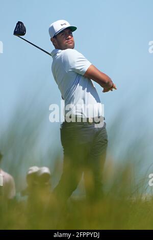 Kiawah Island, États-Unis. 20 mai 2021. Tony Finau, débarque au neuvième trou lors du premier tour au 103e championnat PGA au Kiawah Island Golf Resort Ocean course sur Kiawah Island, Caroline du Sud, le jeudi 20 mai 2021. Photo de Richard Ellis/UPI crédit: UPI/Alay Live News Banque D'Images