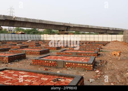 New Delhi, Inde. 20 mai 2021. Municipal Corporation a développé de nouvelles plates-formes pour créer des corps des victimes du covid19 en dehors d'un crématorium à New Delhi. En une seule journée, l'Inde a enregistré 366,161 cas de covid-19 infectés frais et 3,754 décès dus à Covid-19. Crédit : SOPA Images Limited/Alamy Live News Banque D'Images