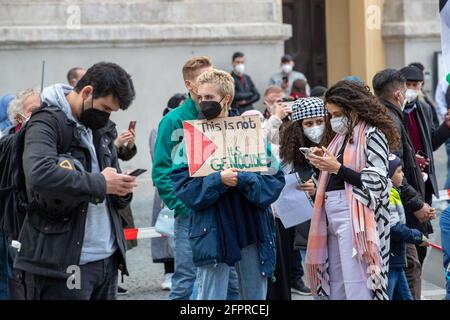 Aktivistin hält Schild mit Aufschrift: ' Das ist kein Krieg. DAS ist Genozid '. Env. 600 Menschen versammelten sich am 20.5.2021 in München, UM ihre Solidarität mit den Menschen in Gaza, Ost Jerusalem, den besetzten Gebieten und dem Westjordanland zu zeigen. - l'activiste tient signe de lecture: ' ce n'est pas la guerre, son génocide '. Environ 600 personnes se sont rassemblées le 20 mai 2021 à Munich, en Allemagne, pour montrer leur soutien à la population de Gaza, de Jérusalem-est, des territoires occupés et de Westbank. (Photo par Alexander Pohl/Sipa USA) crédit: SIPA USA/Alay Live News Banque D'Images