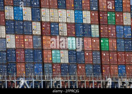 NEW YORK, le 20 mai 2021 (Xinhua) -- conteneurs sur le navire à conteneurs CMA CGM Marco Polo sont vus en voyage dans le port de New York, aux États-Unis, le 20 mai 2021. La côte est des États-Unis a été témoin de l'arrivée du navire à conteneurs record jeudi matin, dans un contexte de forte activité de transport maritime international. Credit: Xinhua/Alay Live News Banque D'Images