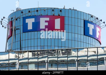 Vue extérieure du siège du groupe TF1. TF1, filiale du groupe Bouygues, est la première chaîne de télévision française Banque D'Images