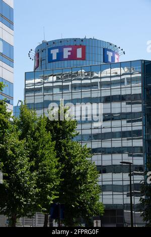 Vue extérieure du siège du groupe TF1. TF1, filiale du groupe Bouygues, est la première chaîne de télévision française Banque D'Images