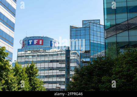 Vue extérieure du siège du groupe TF1. TF1, filiale du groupe Bouygues, est la première chaîne de télévision française Banque D'Images