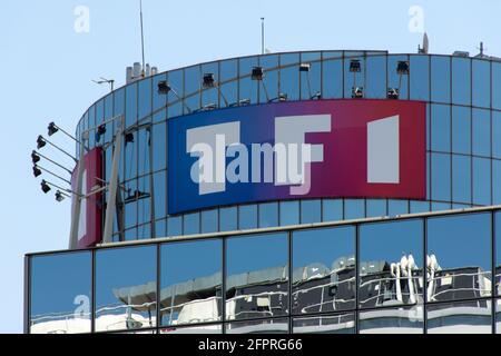 Vue extérieure du siège du groupe TF1. TF1, filiale du groupe Bouygues, est la première chaîne de télévision française Banque D'Images