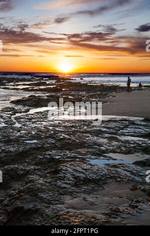 Coucher de soleil sur la plage avec des bassins au Costa Rica Banque D'Images