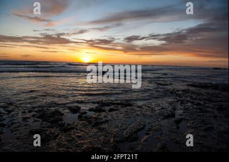 Coucher de soleil coloré sur la plage au Costa Rica Banque D'Images