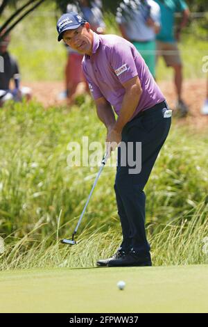 Kiawah Island, États-Unis. 20 mai 2021. Padraig Harrington regarde son putt sur le 1er trou lors du premier tour au 103e championnat PGA au Kiawah Island Golf Resort Ocean course sur Kiawah Island, Caroline du Sud, le jeudi 20 mai 2021. Photo de Richard Ellis/UPI crédit: UPI/Alay Live News Banque D'Images