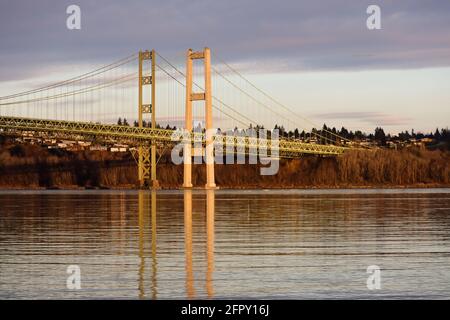 Pont Tacoma Narrows dans un spectaculaire coucher de soleil sous les nuages Banque D'Images