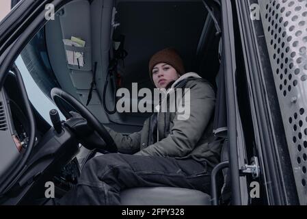 DATE DE SORTIE: Le 25 juin 2021 TITRE: The Ice Road STUDIO: Netflix DIRECTEUR: Jonathan Hensleigh PARCELLE: Après l'effondrement d'une mine de diamants éloignée dans les régions de l'extrême nord du Canada, un conducteur de glace mène une mission de sauvetage impossible sur un océan gelé pour sauver la vie de mineurs piégés. AVEC: AMBRE MIDTHUNDER comme Tantoo. (Image de crédit : © Netflix/Entertainment Pictures) Banque D'Images