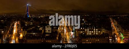 Paris, France - 3 février 2017 : panorama unique de Paris mettant en valeur la Tour Eiffel avec des spots et des couleurs arc-en-ciel lisant Paris 2024 en hommage à l'u Banque D'Images