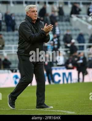 NEWCASTLE UPON TYNE, ROYAUME-UNI. 19 MAI Andy Carroll Newcastle United le directeur de Newcastle United Steve Bruce est jalonné en applaudissant ses fans à la fin du match de la Premier League entre Newcastle United et Sheffield United à St. James's Park, Newcastle, le mercredi 19 mai 2021. (Credit: Mark Fletcher | MI News) Credit: MI News & Sport /Alay Live News Banque D'Images