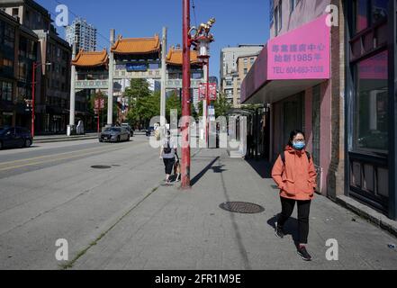 Vancouver, Canada. 20 mai 2021. Les gens marchent le long d'une rue à Chinatown, Vancouver, Colombie-Britannique, Canada, le 20 mai, 2021. Après avoir souffert de la pandémie COVID-19 pendant plus d'un an, les entreprises de Chinatown, l'une des attractions touristiques de Vancouver, demandent de l'aide pour ramener les visiteurs. Credit: Liang Sen/Xinhua/Alay Live News Banque D'Images