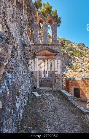 La porte gothique Monastère Katholiko église de Saint Jean l'Hermit , près du Monastère de Gouverneto, Chania Crète Banque D'Images