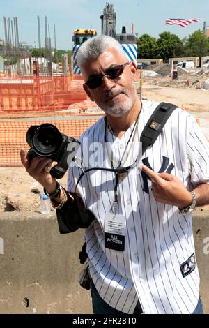 New York, NY, États-Unis. 20 mai 2021. Le photographe/auteur Joe Conzo assiste à la cérémonie de rupture du New York City Universal Hip-hop Museum (UHHM) qui s'est tenue dans la section Bronx de New York le 20 mai 2021. Crédit : Mpi43/Media Punch/Alamy Live News Banque D'Images