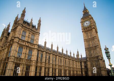 Londres, Royaume-Uni - 4 février 2017 : gros plan grand angle de la tour de l'horloge Big Ben et du Parlement magnifique architecture avec ciel bleu clair. Banque D'Images