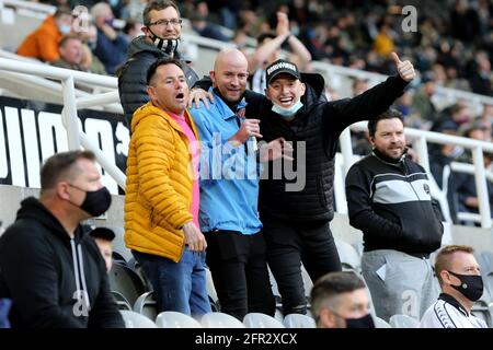 NEWCASTLE UPON TYNE, ROYAUME-UNI. 19 MAI les fans de Newcastle United lors du match de la Premier League entre Newcastle United et Sheffield United à St. James's Park, Newcastle, le mercredi 19 mai 2021. (Credit: Mark Fletcher | MI News) Credit: MI News & Sport /Alay Live News Banque D'Images