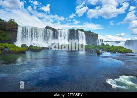 Chutes d'Iguazu en Argentine, vue depuis la bouche du diable. Vue panoramique sur de nombreuses cascades majestueuses et puissantes avec brume et éclaboussures. Panoramique Banque D'Images