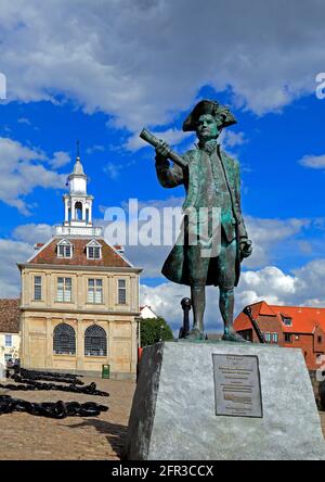 Capitaine George Vancouver, statue, Customs House, Custom, Kings Lynn, Norfolk, Angleterre, Royaume-Uni Banque D'Images