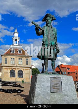 Capitaine George Vancouver, statue, Customs House, Custom, Kings Lynn, Norfolk, Angleterre, Royaume-Uni Banque D'Images