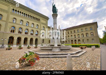 L'aile ouest du Palais fédéral, le Parlement suisse et la fontaine et statue bernabrunnen représentant la ville de Berne et le canton de Berne Banque D'Images