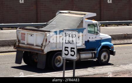 Les voitures et les camions parcourent une autoroute du Nouveau-Mexique avec une limite de vitesse affichée de 55 milles à l'heure. Banque D'Images