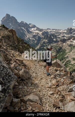 Le randonneur regarde de Paintbrush Divide dans Grand Teton National Stationnement Banque D'Images