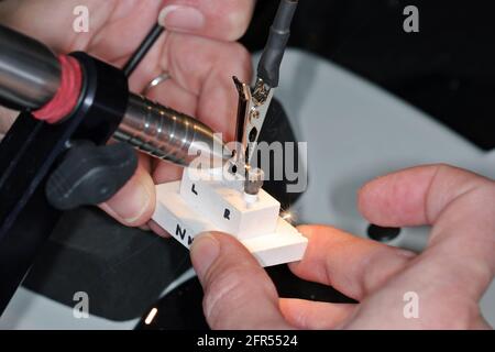 Soudage en laboratoire dentaire du cadre métallique Banque D'Images