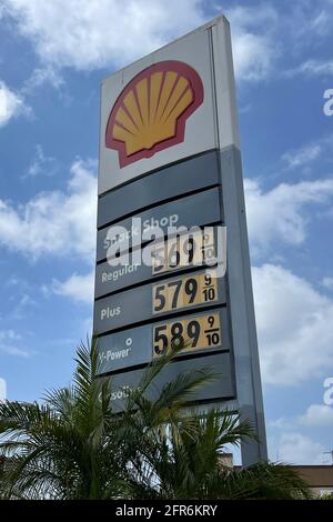 Les prix de l'essence sont observés à une station-service Shell, le jeudi 20 mai 2021, à Los Angeles. Banque D'Images