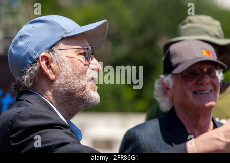 Washington, DC, États-Unis. 20 mai 2021. En photo : Ben Cohen (à gauche) et Jerry Greenfield (à droite), co-fondateurs de Ben & Jerry's Ice Cream, organisent un événement à la Cour suprême des États-Unis pour demander la fin de l'immunité qualifiée pour la police. Crédit : Allison Bailey/Alamy Live News Banque D'Images