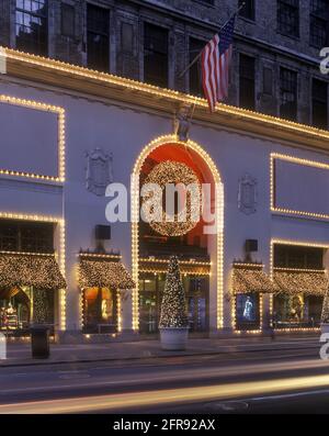 2005 LUMIÈRES DE NOËL HISTORIQUES LORD ET TAYLOR GRAND MAGASIN (©STARRET & VAN VLECK 1914) CINQUIÈME AVENUE MANHATTAN NEW YORK CITY ÉTATS-UNIS Banque D'Images