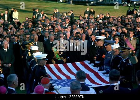 ST-C422-87-63 25 novembre 1963 Service de sépulture pour le Président John F. Kennedy au cimetière national d'Arlington avec des pallbearers portant le drapeau; le général Charles de Gaulle; Ludwig Erhard; l'empereur Haile Selassie; la reine Frederica; le roi Baudoin et d'autres boureurs. Veuillez indiquer « Cecil Stoughton ». Photos de la Maison Blanche. John F. Kennedy Presidential Library and Museum, Boston Banque D'Images