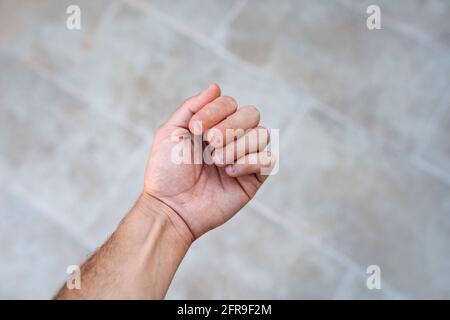 Main d'un homme avec des ongles mordus et laids. Mauvais soin des mains Banque D'Images