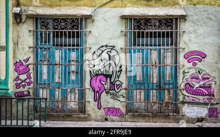 La Havane, Cuba, juillet 2019, une graffitis pourpre sur la façade d'un bâtiment dans la partie la plus ancienne de la capitale Banque D'Images