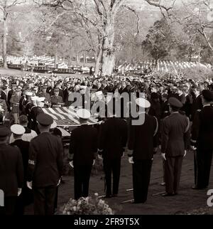 ST-C422-21-63 25 novembre 1963 funérailles d'État du Président Kennedy : messe du Requiem à la cathédrale Saint-Matthieu et enterrement au cimetière national d'Arlington. Veuillez indiquer « Cecil Stoughton ». Photos de la Maison Blanche. John F. Kennedy Presidential Library and Museum, Boston Banque D'Images