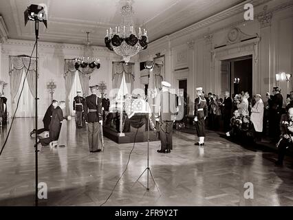 KN-30629 23 novembre 1963 funérailles d'État du Président Kennedy: Couché en repos dans la salle est de la Maison Blanche Veuillez créditer 'Robert Knudsen. Photos de la Maison Blanche. John F. Kennedy Presidential Library and Museum, Boston Banque D'Images