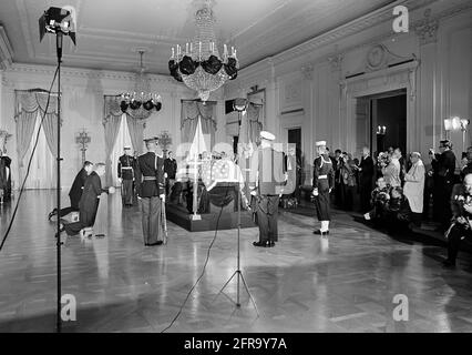 KN-30629 23 novembre 1963 funérailles d'État du Président Kennedy: Couché en repos dans la salle est de la Maison Blanche Veuillez créditer 'Robert Knudsen. Photos de la Maison Blanche. John F. Kennedy Presidential Library and Museum, Boston Banque D'Images