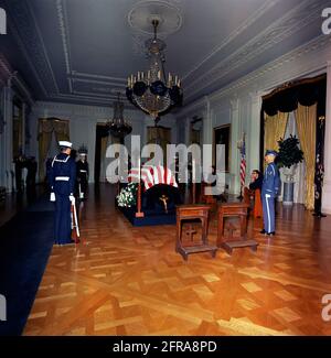KN-C30614 23 novembre 1963 funérailles d'État du Président Kennedy: Couché en repos dans la salle est de la Maison Blanche Veuillez créditer 'Robert Knudsen. Photos de la Maison Blanche. John F. Kennedy Presidential Library and Museum, Boston Banque D'Images