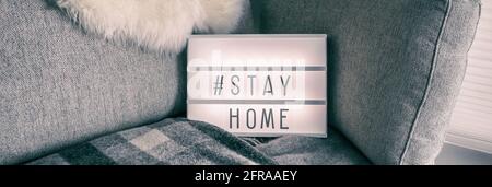 Message de prévention de rester à la maison sur le panneau blanc à la maison à l'intérieur. Texte du coronavirus demandant aux gens de rester à la maison pour la distanciation sociale. Bannière panoramique Banque D'Images