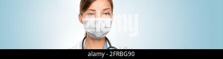 Médecin portant un masque facial EPI comme prévention de la propagation du coronavirus à l'hôpital bannière. Portrait panoramique des soins médicaux ethniques asiatiques sérieux Banque D'Images