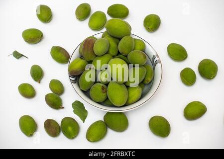 amandes non mûres sur fond blanc Banque D'Images