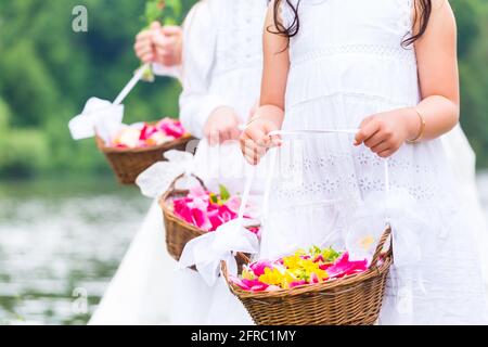 Couple de mariés avec enfants fleurs ou en robe blanche de demoiselle Banque D'Images