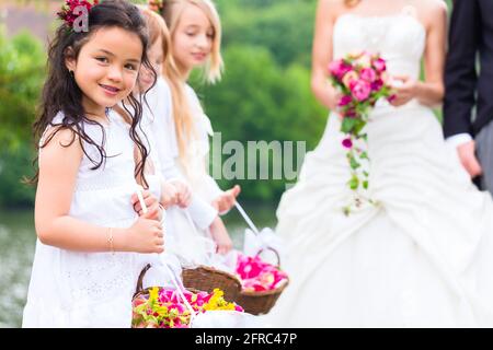 Mariage mariée et le marié avec enfants ou en robe blanche de demoiselle Banque D'Images