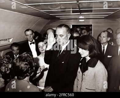 ST-1A-6-6322 novembre 1963 le Président Lyndon B. Johnson prend le serment d'office sur Air Force One à Love Field à Dallas, Texas, à la suite de l'assassinat du Président John F. Kennedy. De gauche à droite : sous-secrétaire de presse, Malcolm Kilduff (tenant une machine à dicter, partiellement hors du cadre); juge Sarah T. Hughes (prêtant serment d'exécution); Jack Venti; membre du Congrès Albert Thomas du Texas; secrétaire du président Johnson, Marie Fehmer (partiellement cachée derrière Thomas); première dame Bird Johnson; Le chef de police de Dallas, Jesse Curry (visage caché par la main levée du vice-président); le président Johnson; Banque D'Images