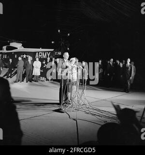 ST-524-9-63 22 novembre 1963 Retour à la base aérienne d’Andrews; le corps du président Kennedy est placé en ambulance; le président Johnson parle à la nation. [Rayure sur la moitié supérieure du négatif.] Veuillez indiquer « Cecil Stoughton ». Photos de la Maison Blanche. John F. Kennedy Presidential Library and Museum, Boston Banque D'Images