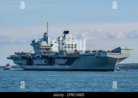 Le porte-avions HMS Queen Elizabeth (R08) est retourné à Portsmouth (Royaume-Uni) le 19/5/2021 avec des chasseurs F-35B et des hélicoptères Merlin sur le pont de vol. Banque D'Images