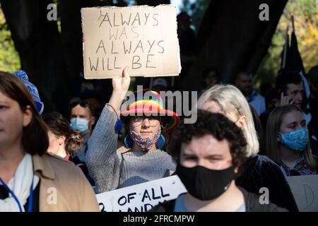 Melbourne, Australie 21 mai 2021, UN manifestant tient un panneau lors d'un rassemblement qui a amené des milliers d'élèves et de partisans dans les rues de Melbourne à l'occasion des manifestations « Chools Strike 4 Climate » qui ont appelé les gouvernements du monde entier à agir sur le changement climatique. Crédit : Michael Currie/Alay Live News Banque D'Images